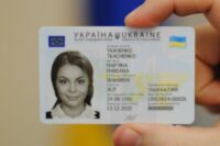 Пластиковые паспорта временно будут получать только в 16 лет